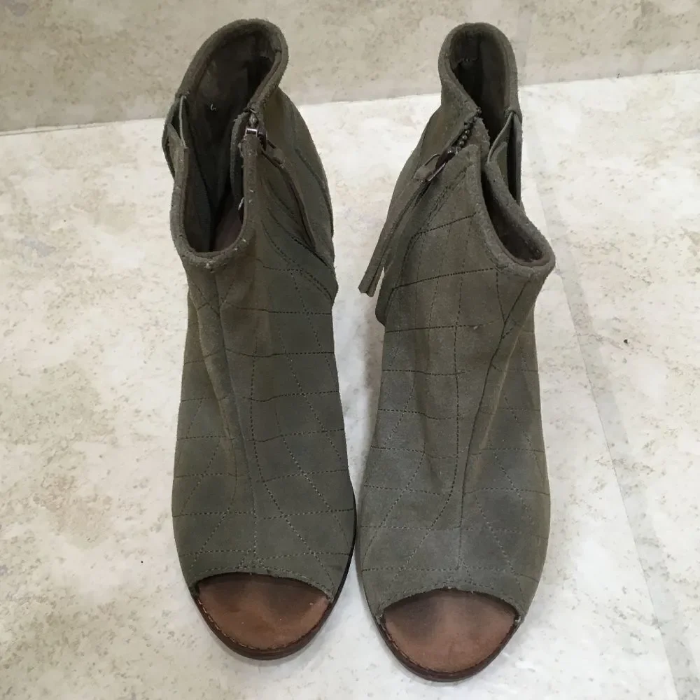 TOMS MAJORCA SUEDE PEEP TOE ANKLE BOOTS IN GREEN‎